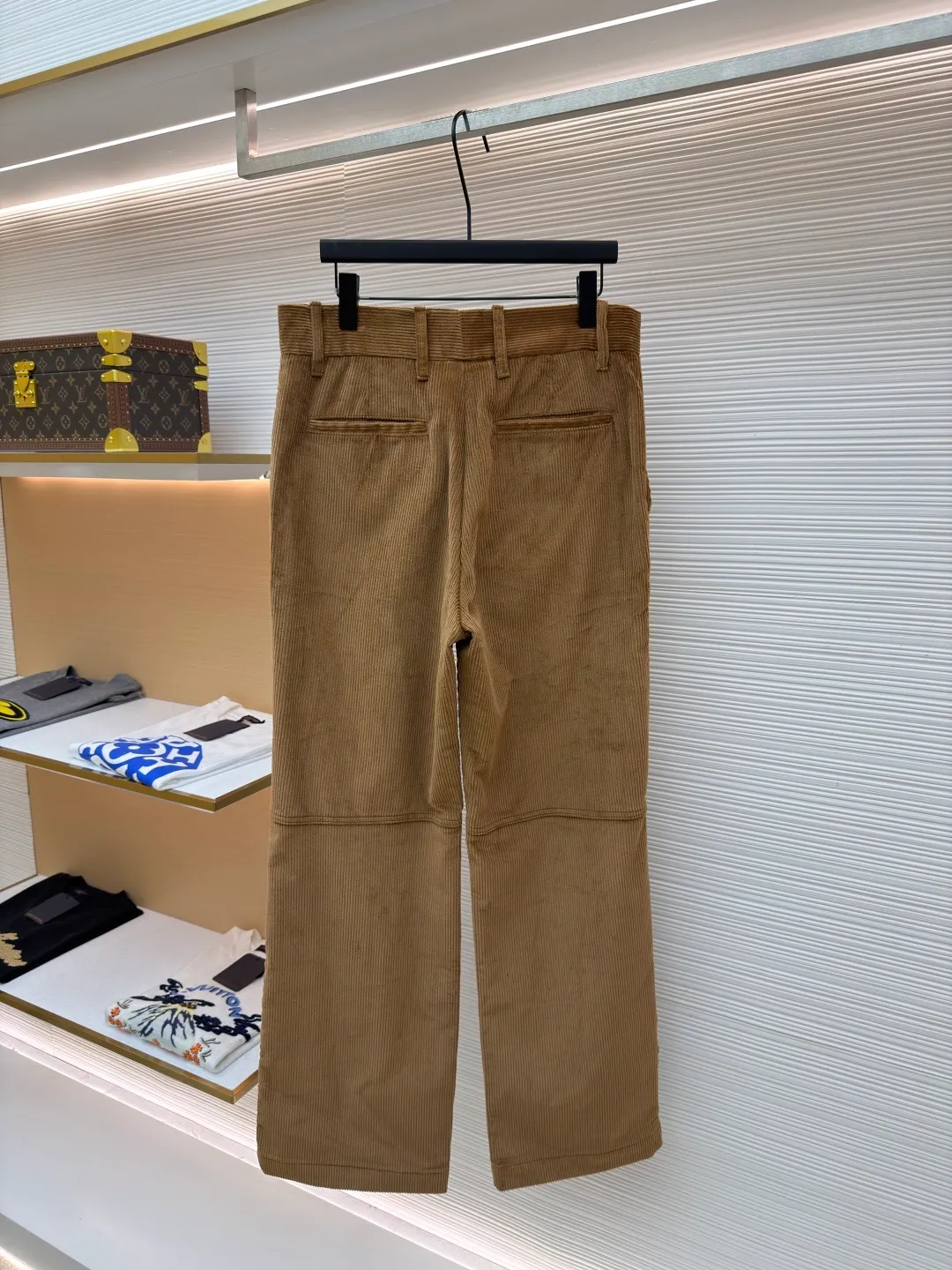 LOUIS VUITTON SKI ski series corduroy trousers and casual pants ●Original version: purchased and developed by 14160 ●Item number: 1682221-B00 ●Fabric: corduroy fabric ●Technology: Positioning cutting machine ●Color: brown ●Version: fitted version ●Weight: about 875 grams ●Size: 46-48-50-52 ●Description: These caramel-colored corduroy trousers are made of 16-pit combed cotton corduroy fabric, which is pre-shrunk and raised. The velvet thickness is even, soft to the touch and not easy to shed. The fabric weighs 420g and has both warmth retention and stiffness. The trousers are made of multi-piece three-dimensional tailoring. The thighs and knees are designed with a spliced ​​structure and are reinforced with twill stitching technology, which not only enhances the durability but also creates a workwear-style layering. The waistband is a classic suit waistband design with built-in non-slip lining and metal adjustment buckles to flexibly adjust the waist size. The placket is made of YKK metal zippers with natural horn buttons, and the trousers are double-layer reinforced stitching; the pockets are welted, and the edges are sewn with overlock stitching; the trousers are straight-cut, with rolled overlock stitching on the inside. The stitch density of each stitch is controlled at 10 stitches/inch to ensure a stable overall structure and exquisite details. The overall wiring is straight and delicate, the fabric is comfortable and soft, and the color is consistent without color difference. It can be matched with the same style to create a fashionable look and control various occasions. Customized accessories, complete with three standards, same style for men and women!